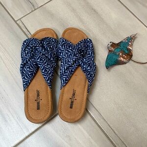 NWOT: MINNETONKA Women's Size 10 Blue/White Tribal Soft Fabric Slide Sandals 🌴